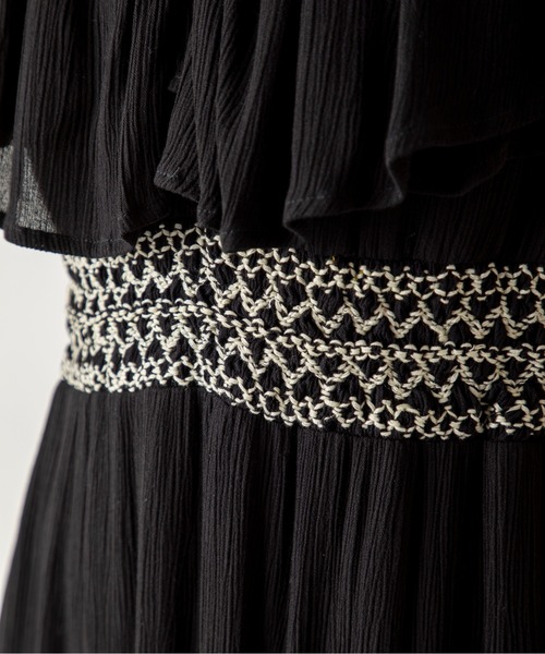 MILLION CARATS（ミリオンカラッツ）の「ふんわり揺れて涼しげに。風をまとうラッフル×スモッキングで魅せる、夏の涼感フェミニンワンピース（ワンピース・レディース・オフホワイト/ブラック・FREE）」の17枚目の写真