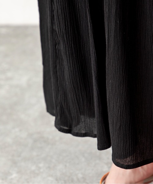 MILLION CARATS（ミリオンカラッツ）の「ふんわり揺れて涼しげに。風をまとうラッフル×スモッキングで魅せる、夏の涼感フェミニンワンピース（ワンピース・レディース・オフホワイト/ブラック・FREE）」の18枚目の写真