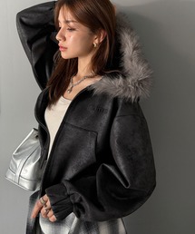 mily bilet(ミウィビレット)の【mily bilet】ふわっと華やか、羽織って甘辛♪フードファー付きスエードポンチパーカー(ショート丈)(パーカー)