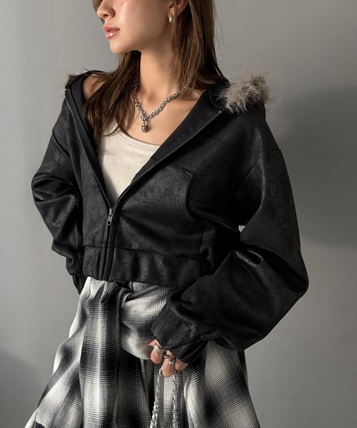 mily bilet(ミウィビレット)の「【mily bilet】ふわっと華やか、羽織って甘辛♪フードファー付きスエードポンチパーカー(ショート丈)(ブルゾン・レディース・ブラック/ブラウン・X-LARGE/LARGE/MEDIUM/SMALL)」の8枚目の写真