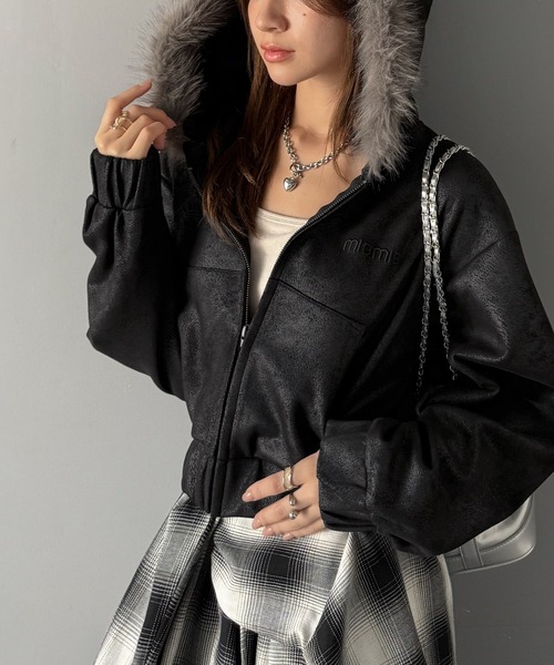 mily bilet(ミウィビレット)の「【mily bilet】ふわっと華やか、羽織って甘辛♪フードファー付きスエードポンチパーカー(ショート丈)(ブルゾン・レディース・ブラック/ブラウン・X-LARGE/LARGE/MEDIUM/SMALL)」の9枚目の写真