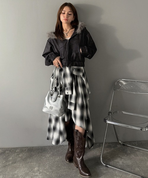 mily bilet(ミウィビレット)の「【mily bilet】ふわっと華やか、羽織って甘辛♪フードファー付きスエードポンチパーカー(ショート丈)(ブルゾン・レディース・ブラック/ブラウン・X-LARGE/LARGE/MEDIUM/SMALL)」の10枚目の写真