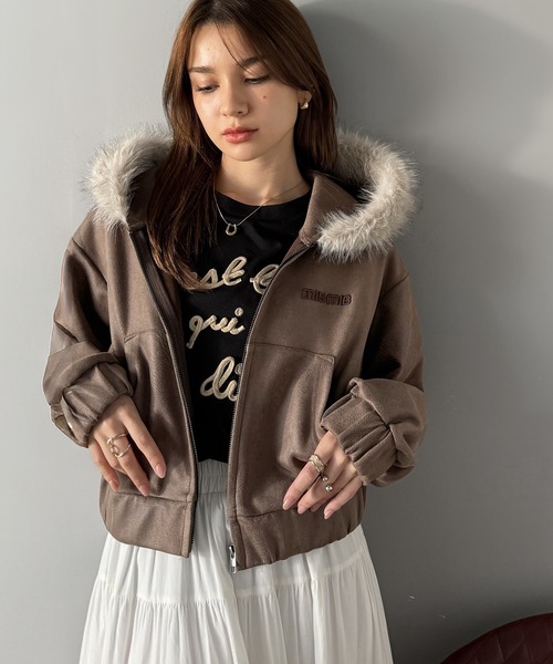 mily bilet(ミウィビレット)の「【mily bilet】ふわっと華やか、羽織って甘辛♪フードファー付きスエードポンチパーカー(ショート丈)(ブルゾン・レディース・ブラック/ブラウン・X-LARGE/LARGE/MEDIUM/SMALL)」の15枚目の写真