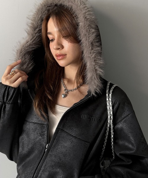 mily bilet(ミウィビレット)の「【mily bilet】ふわっと華やか、羽織って甘辛♪フードファー付きスエードポンチパーカー(ショート丈)(ブルゾン・レディース・ブラック/ブラウン・X-LARGE/LARGE/MEDIUM/SMALL)」の6枚目の写真