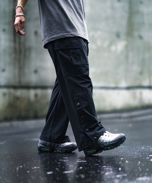 EXAMPLE（エグザンプル）の「EXAMPLE AIR CARGO SIDE BUTTONS PANTS（カーゴパンツ・メンズ・ブラック・XXL/XL/L/M）」の2枚目の写真