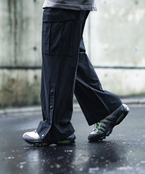 EXAMPLE（エグザンプル）の「EXAMPLE AIR CARGO SIDE BUTTONS PANTS（カーゴパンツ・メンズ・ブラック・XXL/XL/L/M）」の3枚目の写真