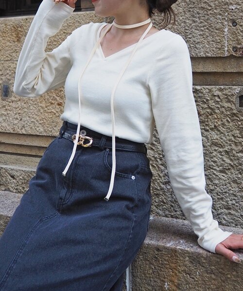 Thevon（ゼボン）の「チョーカー付きVネックリブプルオーバー（Tシャツ/カットソー・レディース・ブラウン/オフホワイト/ブラック・FREE）」の2枚目の写真