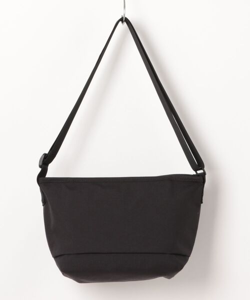 Manhattan Portage（マンハッタンポーテージ）の「Manhattan Portage/マンハッタンポーテージ ショルダーバック "くまのぷーさん" NYLON MESSENGER BAG JR SLIM POOH MP1605JRSFZPPH（ショルダーバッグ・メンズ・ブラック×レッド・FREE）」の2枚目の写真