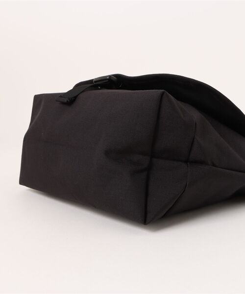 Manhattan Portage（マンハッタンポーテージ）の「Manhattan Portage/マンハッタンポーテージ ショルダーバック "くまのぷーさん" NYLON MESSENGER BAG JR SLIM POOH MP1605JRSFZPPH（ショルダーバッグ・メンズ・ブラック×レッド・FREE）」の3枚目の写真