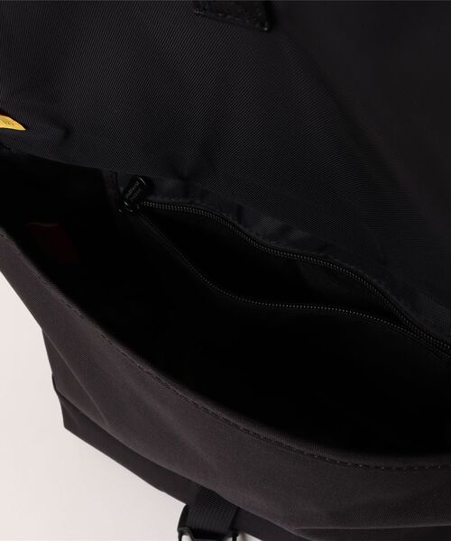 Manhattan Portage（マンハッタンポーテージ）の「Manhattan Portage/マンハッタンポーテージ ショルダーバック "くまのぷーさん" NYLON MESSENGER BAG JR SLIM POOH MP1605JRSFZPPH（ショルダーバッグ・メンズ・ブラック×レッド・FREE）」の4枚目の写真