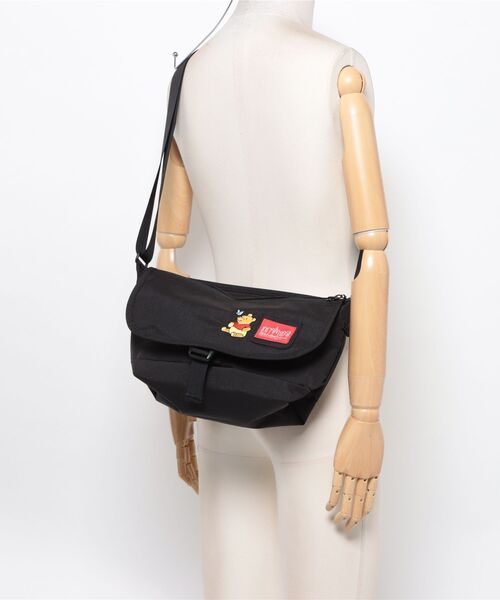 Manhattan Portage（マンハッタンポーテージ）の「Manhattan Portage/マンハッタンポーテージ ショルダーバック "くまのぷーさん" NYLON MESSENGER BAG JR SLIM POOH MP1605JRSFZPPH（ショルダーバッグ・メンズ・ブラック×レッド・FREE）」の5枚目の写真