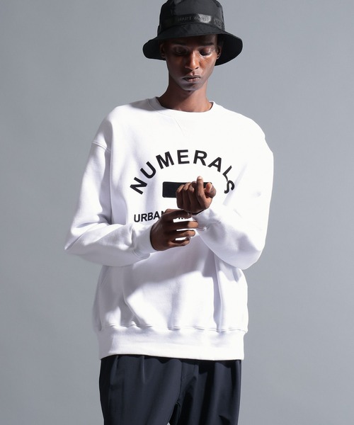 NUMERALS（ヌメラルズ）の「[NUMERALS]ヘビー裏毛ロゴスウェット（スウェット・メンズ・ブラック/カーキ/オフホワイト・MEDIUM/LARGE）」の2枚目の写真