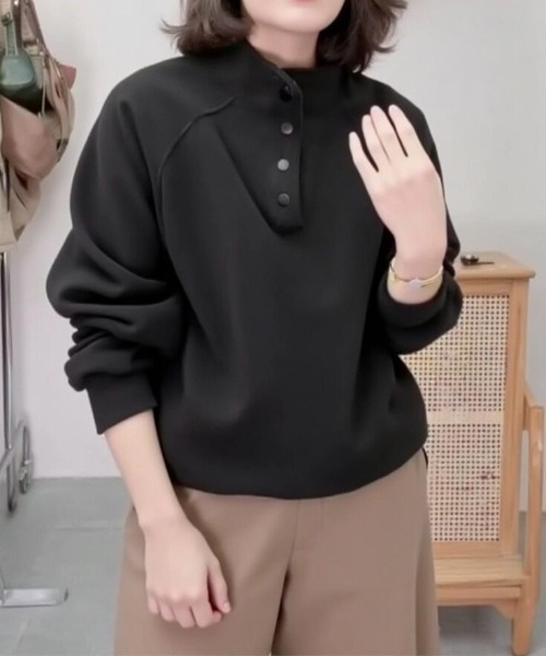 cammie(キャミー)の「スタンドカラーボタンデザインプルオーバー(ニット/セーター・レディース・ブラック/ブラウン/オフホワイト・L/M)」の2枚目の写真