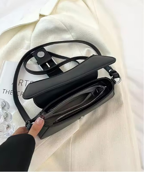 VIBGYOR（ヴィブジョー）の「レディース フェイクレザー ショルダーバッグ(BDS)（ショルダーバッグ・レディース・ブラック・FREE）」の2枚目の写真