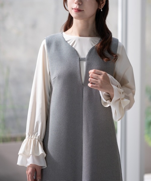 STRAWBERRY-FIELDS（ストロベリーフィールズ）の「プルックツイル/ウーリー千鳥_キーネックジャンパースカート（ジャンパースカート・レディース・ハウンドトゥース/ベージュ/ローズ系/ブラック・2）」の16枚目の写真