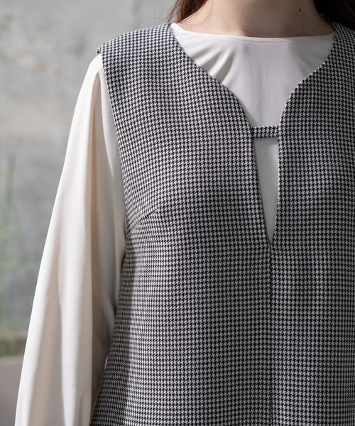 STRAWBERRY-FIELDS（ストロベリーフィールズ）の「プルックツイル/ウーリー千鳥_キーネックジャンパースカート（ジャンパースカート・レディース・ハウンドトゥース/ベージュ/ローズ系/ブラック・2）」の15枚目の写真