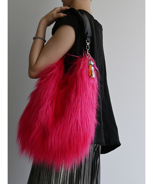 Cheek(チーク)の「【cheek/チーク】monster one shoulder/ファーバッグ/ショルダーバッグ/ユニセックス【WEB限定】(ショルダーバッグ・メンズ・サックスブルー/イエロー/パープル/ピンク・フリー)」の4枚目の写真