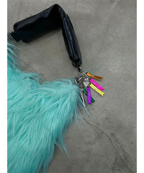 Cheek(チーク)の「【cheek/チーク】monster one shoulder/ファーバッグ/ショルダーバッグ/ユニセックス【WEB限定】(ショルダーバッグ・メンズ・サックスブルー/イエロー/パープル/ピンク・フリー)」の7枚目の写真