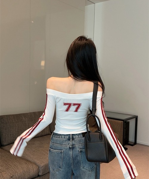 LYEON(リヨン)の「前後2way袖ラインナンバリングオフショルロンT(Tシャツ/カットソー・レディース・ブラック/オフホワイト/レッド・FREE)」の14枚目の写真