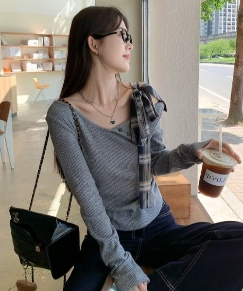 Sibra（シブラ）の「チェックリボン付きアシンメトリーネックリブトップス（Tシャツ/カットソー・レディース・ブラック/グレー・M）」の4枚目の写真