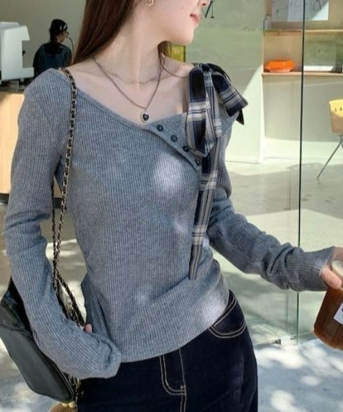 Sibra（シブラ）の「チェックリボン付きアシンメトリーネックリブトップス（Tシャツ/カットソー・レディース・ブラック/グレー・M）」の5枚目の写真