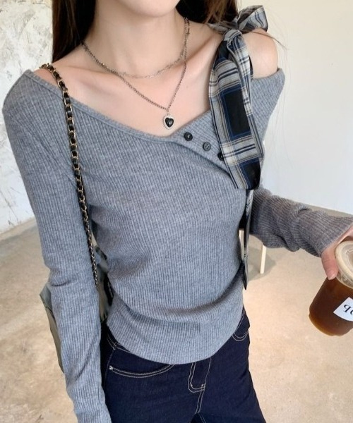 Sibra（シブラ）の「チェックリボン付きアシンメトリーネックリブトップス（Tシャツ/カットソー・レディース・ブラック/グレー・M）」の8枚目の写真