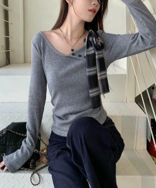 Sibra（シブラ）の「チェックリボン付きアシンメトリーネックリブトップス（Tシャツ/カットソー・レディース・ブラック/グレー・M）」の10枚目の写真