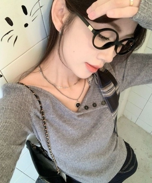 Sibra（シブラ）の「チェックリボン付きアシンメトリーネックリブトップス（Tシャツ/カットソー・レディース・ブラック/グレー・M）」の15枚目の写真