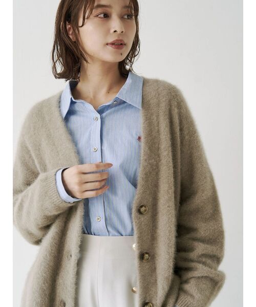 TONAL（トーナル）の「PREMIUM FOX×CASHMERE Vネックカーディガン（カーディガン/ボレロ・レディース・オフホワイト/グレー/ライトブルー/ピンク/ベージュ・MEDIUM）」の4枚目の写真