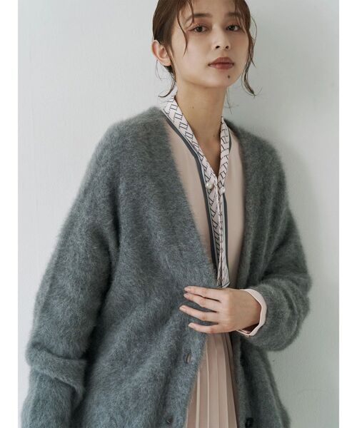 TONAL（トーナル）の「PREMIUM FOX×CASHMERE Vネックカーディガン（カーディガン/ボレロ・レディース・オフホワイト/グレー/ライトブルー/ピンク/ベージュ・MEDIUM）」の3枚目の写真