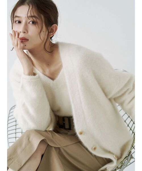TONAL（トーナル）の「PREMIUM FOX×CASHMERE Vネックカーディガン（カーディガン/ボレロ・レディース・オフホワイト/グレー/ライトブルー/ピンク/ベージュ・MEDIUM）」の6枚目の写真