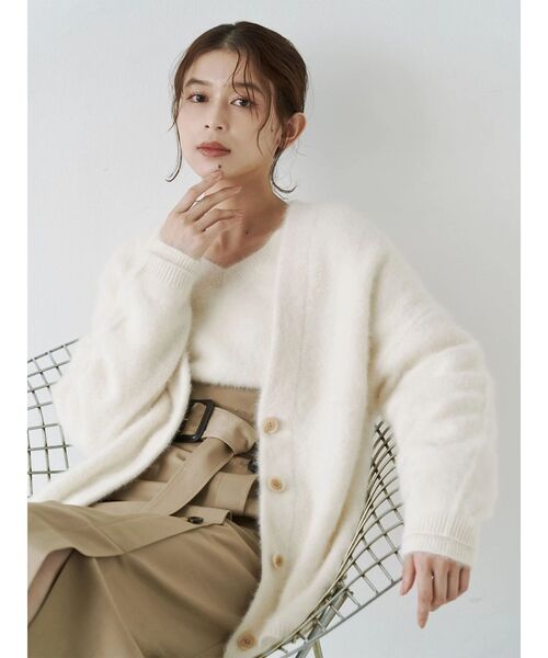 TONAL（トーナル）の「PREMIUM FOX×CASHMERE Vネックカーディガン（カーディガン/ボレロ・レディース・オフホワイト/グレー/ライトブルー/ピンク/ベージュ・MEDIUM）」の7枚目の写真