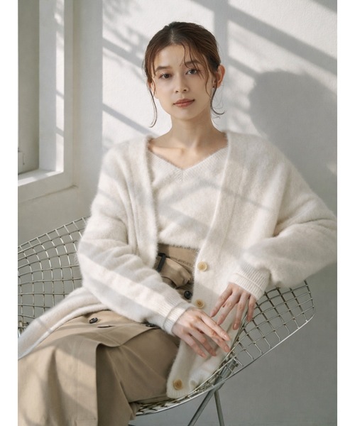 TONAL（トーナル）の「PREMIUM FOX×CASHMERE Vネックカーディガン（カーディガン/ボレロ・レディース・オフホワイト/グレー/ライトブルー/ピンク/ベージュ・MEDIUM）」の2枚目の写真