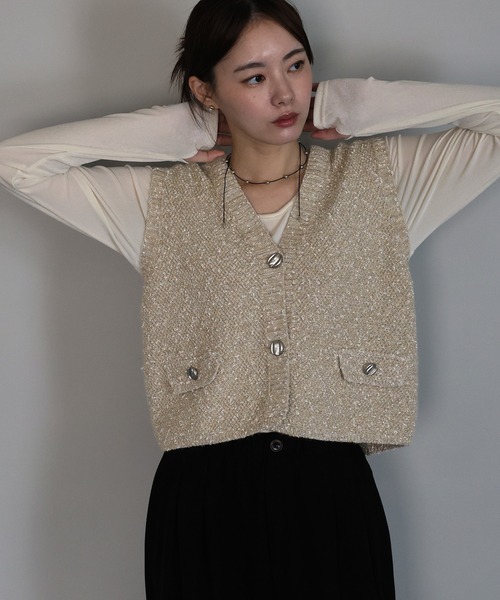 J by blue(ジェイバイブルー)の「ニュアンスボタンメランジニットベスト(ベスト・レディース・ブラック/ベージュ/ブラウン・MEDIUM)」の3枚目の写真