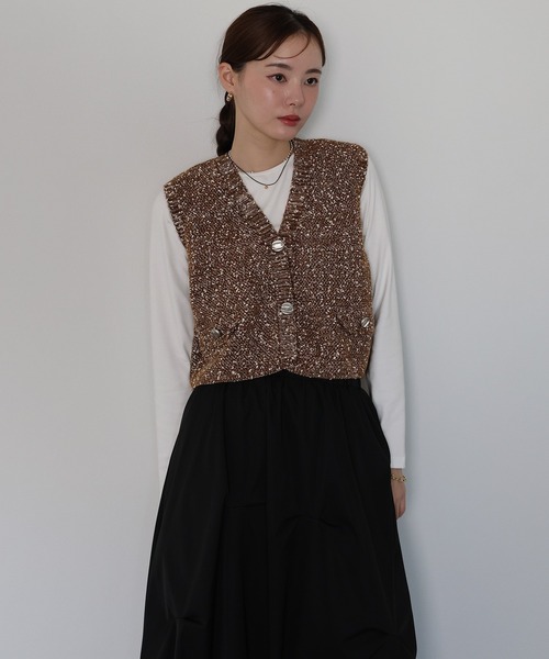 J by blue(ジェイバイブルー)の「ニュアンスボタンメランジニットベスト(ベスト・レディース・ブラック/ベージュ/ブラウン・MEDIUM)」の1枚目の写真