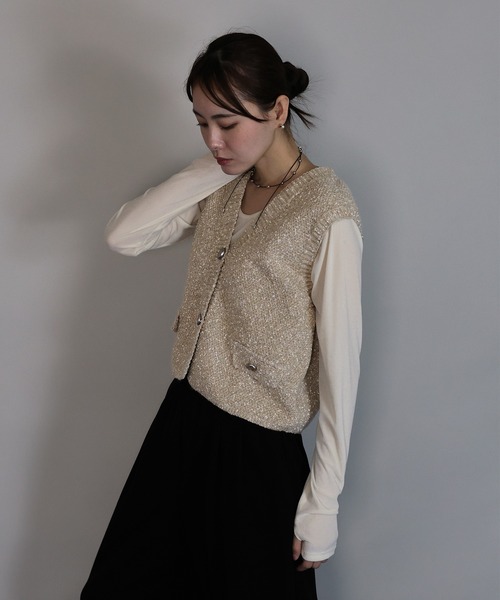 J by blue(ジェイバイブルー)の「ニュアンスボタンメランジニットベスト(ベスト・レディース・ブラック/ベージュ/ブラウン・MEDIUM)」の4枚目の写真