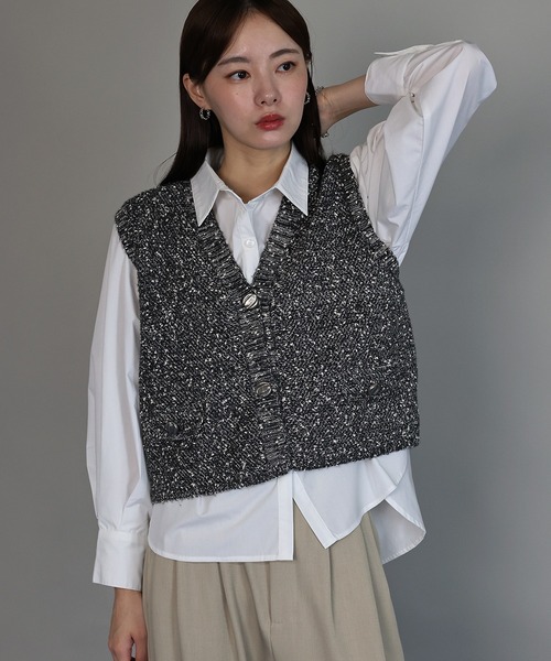 J by blue(ジェイバイブルー)の「ニュアンスボタンメランジニットベスト(ベスト・レディース・ブラック/ベージュ/ブラウン・MEDIUM)」の7枚目の写真