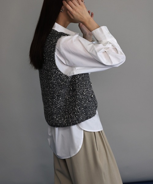 J by blue(ジェイバイブルー)の「ニュアンスボタンメランジニットベスト(ベスト・レディース・ブラック/ベージュ/ブラウン・MEDIUM)」の9枚目の写真