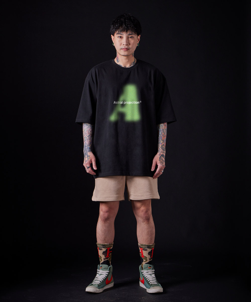 ASTRAL PROJECTION（アストラルプロジェクション）の「[オーバーサイズ]ビッグA 13番手コットンラウンドネック半袖Tシャツ_ブラック（Tシャツ/カットソー・メンズ・その他・LARGE/MEDIUM/X-LARGE）」の3枚目の写真