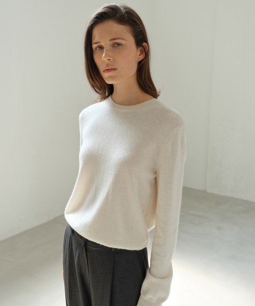 LEVAR(レバー)の「Essential Wool Round Knit - Ivory(ニット/セーター・レディース・その他・FREE)」の1枚目の写真