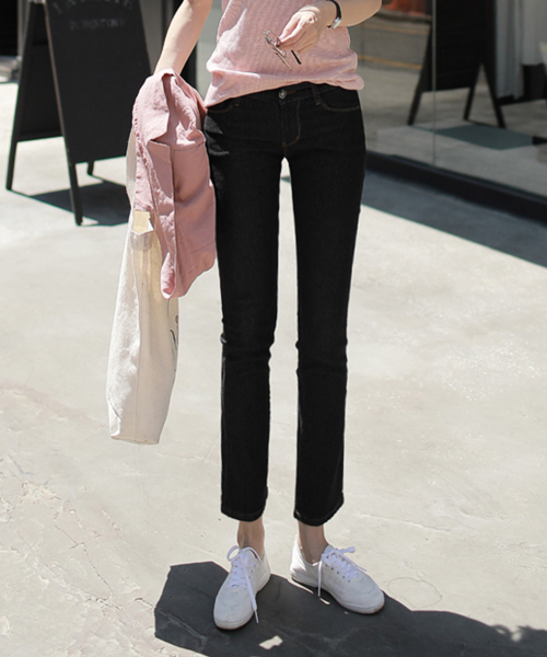BBAEBBAE（ペッペ）の「ブラック生地デニムストレートパンツ6415（デニムパンツ・レディース・ブラック・SMALL/LARGE）」の4枚目の写真