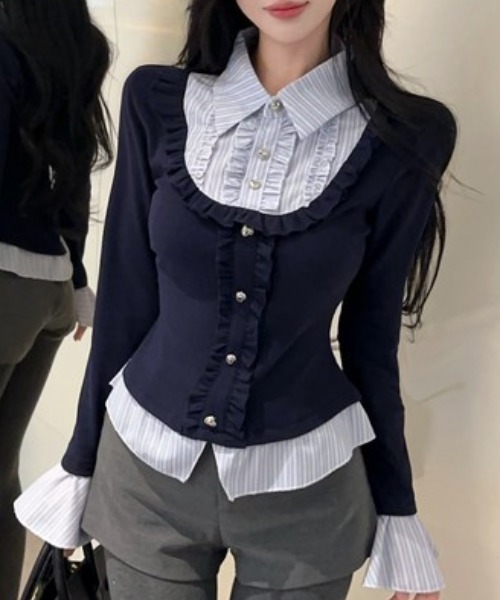 Sibra（シブラ）の「配色フェイクレイヤード フリル×ビジューボタン トップス（Tシャツ/カットソー・レディース・グレー/ブラック/ネイビー・M）」の3枚目の写真