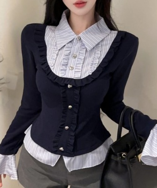 Sibra（シブラ）の「配色フェイクレイヤード フリル×ビジューボタン トップス（Tシャツ/カットソー・レディース・グレー/ブラック/ネイビー・M）」の2枚目の写真