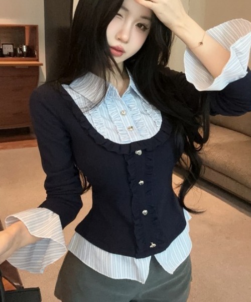 Sibra（シブラ）の「配色フェイクレイヤード フリル×ビジューボタン トップス（Tシャツ/カットソー・レディース・グレー/ブラック/ネイビー・M）」の22枚目の写真