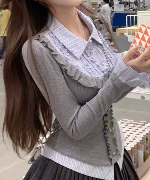 Sibra（シブラ）の「配色フェイクレイヤード フリル×ビジューボタン トップス（Tシャツ/カットソー・レディース・グレー/ブラック/ネイビー・M）」の5枚目の写真