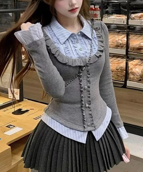 Sibra（シブラ）の「配色フェイクレイヤード フリル×ビジューボタン トップス（Tシャツ/カットソー・レディース・グレー/ブラック/ネイビー・M）」の6枚目の写真
