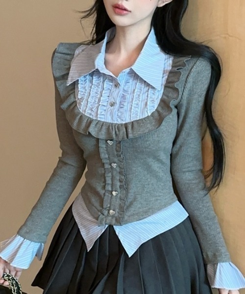 Sibra（シブラ）の「配色フェイクレイヤード フリル×ビジューボタン トップス（Tシャツ/カットソー・レディース・グレー/ブラック/ネイビー・M）」の7枚目の写真