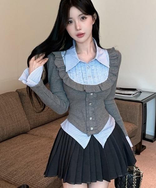 Sibra（シブラ）の「配色フェイクレイヤード フリル×ビジューボタン トップス（Tシャツ/カットソー・レディース・グレー/ブラック/ネイビー・M）」の9枚目の写真