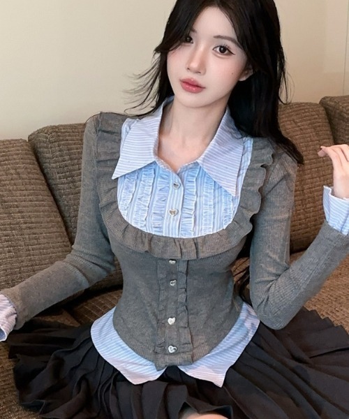 Sibra（シブラ）の「配色フェイクレイヤード フリル×ビジューボタン トップス（Tシャツ/カットソー・レディース・グレー/ブラック/ネイビー・M）」の11枚目の写真