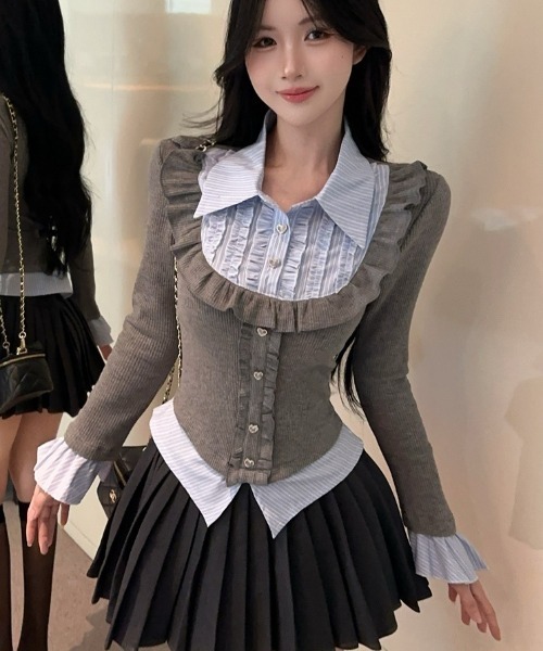Sibra（シブラ）の「配色フェイクレイヤード フリル×ビジューボタン トップス（Tシャツ/カットソー・レディース・グレー/ブラック/ネイビー・M）」の13枚目の写真